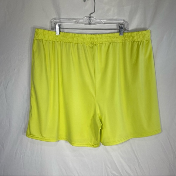 Real Essentials Women’s Relaxed Fit Active Dry-Fit Zipper Pocket Shorts - Picture 3 of 4